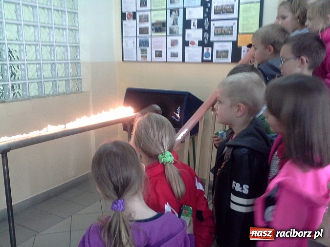 Zdjęcie w galerii na portalu naszraciborz.pl: Sześciolatki z SP4 na Dniach Nauki i Techniki w Technikum Mechanicznym wiadomości z regionu