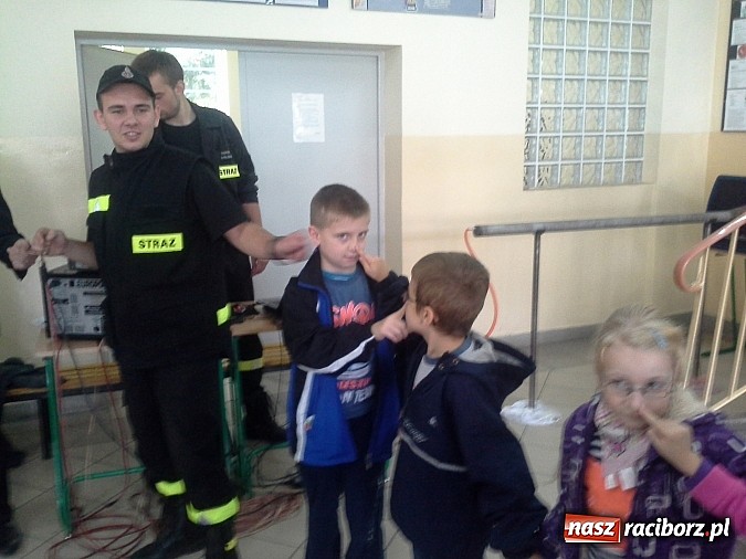 Zdjęcie w galerii na portalu naszraciborz.pl: Sześciolatki z SP4 na Dniach Nauki i Techniki w Technikum Mechanicznym wiadomości z regionu