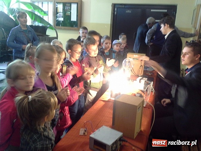 Zdjęcie w galerii na portalu naszraciborz.pl: Sześciolatki z SP4 na Dniach Nauki i Techniki w Technikum Mechanicznym wiadomości z regionu