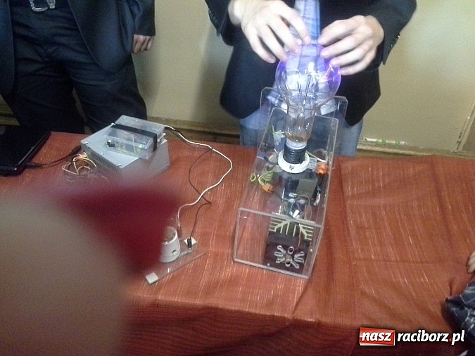 Zdjęcie w galerii na portalu naszraciborz.pl: Sześciolatki z SP4 na Dniach Nauki i Techniki w Technikum Mechanicznym wiadomości z regionu