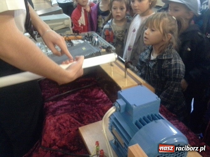 Zdjęcie w galerii na portalu naszraciborz.pl: Sześciolatki z SP4 na Dniach Nauki i Techniki w Technikum Mechanicznym wiadomości z regionu