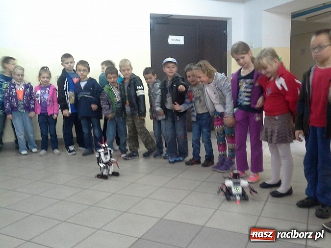 Zdjęcie w galerii na portalu naszraciborz.pl: Sześciolatki z SP4 na Dniach Nauki i Techniki w Technikum Mechanicznym wiadomości z regionu