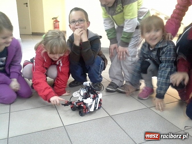 Zdjęcie w galerii na portalu naszraciborz.pl: Sześciolatki z SP4 na Dniach Nauki i Techniki w Technikum Mechanicznym wiadomości z regionu