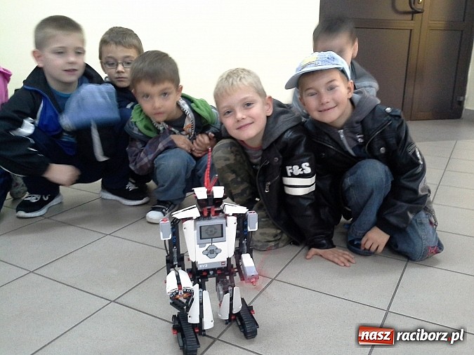 Zdjęcie w galerii na portalu naszraciborz.pl: Sześciolatki z SP4 na Dniach Nauki i Techniki w Technikum Mechanicznym wiadomości z regionu