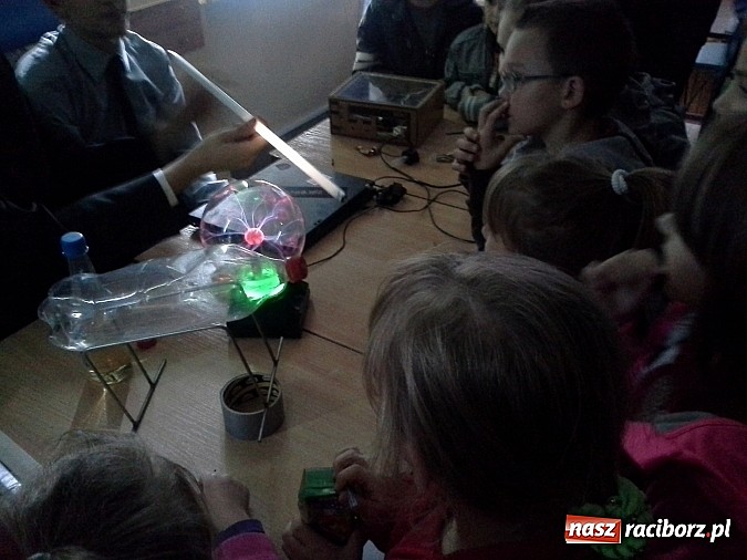 Zdjęcie w galerii na portalu naszraciborz.pl: Sześciolatki z SP4 na Dniach Nauki i Techniki w Technikum Mechanicznym wiadomości z regionu