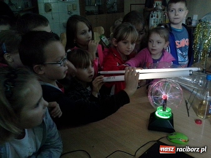 Zdjęcie w galerii na portalu naszraciborz.pl: Sześciolatki z SP4 na Dniach Nauki i Techniki w Technikum Mechanicznym wiadomości z regionu