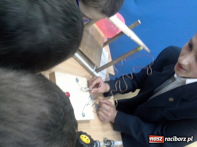 Zdjęcie w galerii na portalu naszraciborz.pl: Sześciolatki z SP4 na Dniach Nauki i Techniki w Technikum Mechanicznym wiadomości z regionu