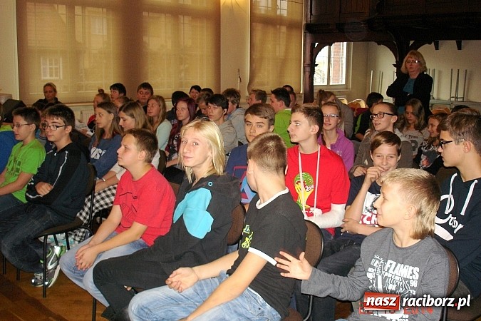 Zdjęcie w galerii na portalu naszraciborz.pl: Uczyliśmy się bawiąc na imprezie czytelniczej w  Gimnazjum Nr 5 wiadomości z regionu