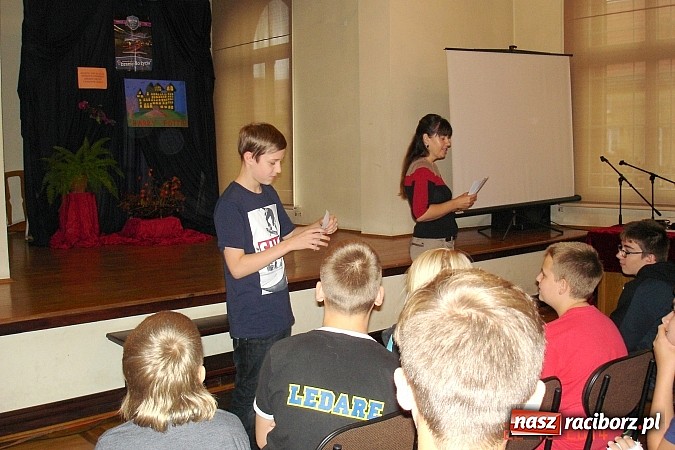 Zdjęcie w galerii na portalu naszraciborz.pl: Uczyliśmy się bawiąc na imprezie czytelniczej w  Gimnazjum Nr 5 wiadomości z regionu