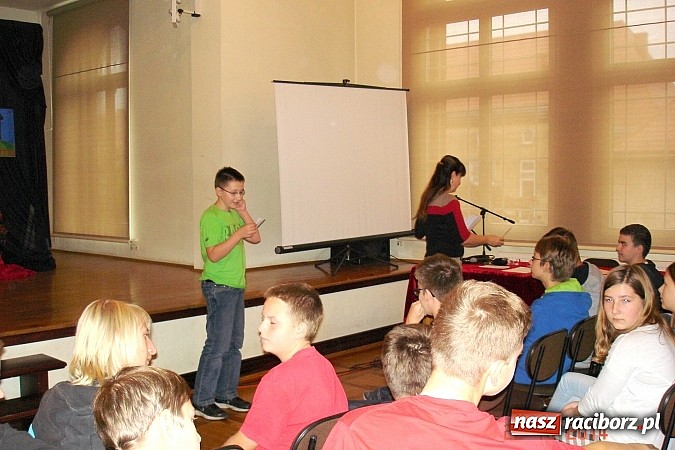 Zdjęcie w galerii na portalu naszraciborz.pl: Uczyliśmy się bawiąc na imprezie czytelniczej w  Gimnazjum Nr 5 wiadomości z regionu