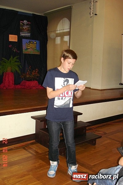 Zdjęcie w galerii na portalu naszraciborz.pl: Uczyliśmy się bawiąc na imprezie czytelniczej w  Gimnazjum Nr 5 wiadomości z regionu