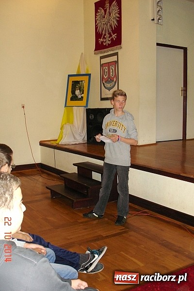 Zdjęcie w galerii na portalu naszraciborz.pl: Uczyliśmy się bawiąc na imprezie czytelniczej w  Gimnazjum Nr 5 wiadomości z regionu