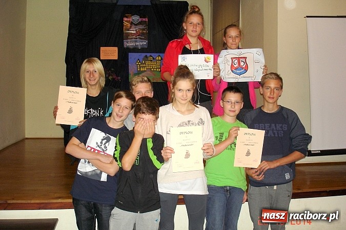 Zdjęcie w galerii na portalu naszraciborz.pl: Uczyliśmy się bawiąc na imprezie czytelniczej w  Gimnazjum Nr 5 wiadomości z regionu