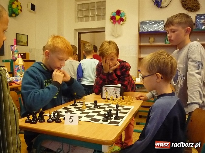 Zdjęcie w galerii na portalu naszraciborz.pl: Młodzi szachiści z Tworkowa na turnieju w Czechach wiadomości z regionu