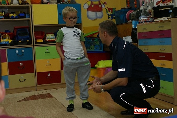 Zdjęcie w galerii na portalu naszraciborz.pl: Mali Policjanci częstowali kierowc&oacute;w sokiem z cytryny wiadomości z regionu