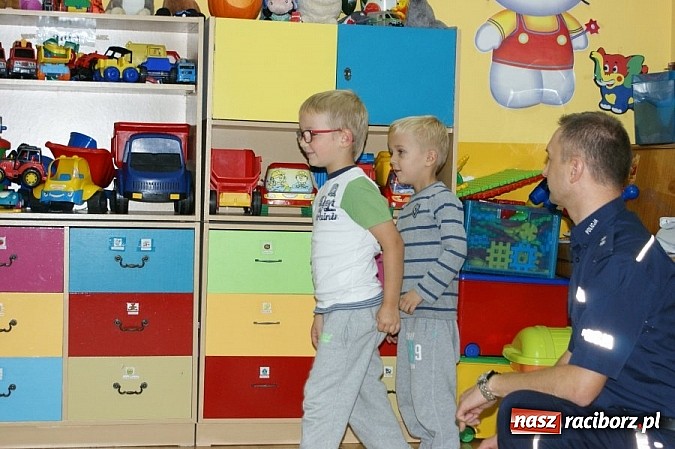 Zdjęcie w galerii na portalu naszraciborz.pl: Mali Policjanci częstowali kierowc&oacute;w sokiem z cytryny wiadomości z regionu