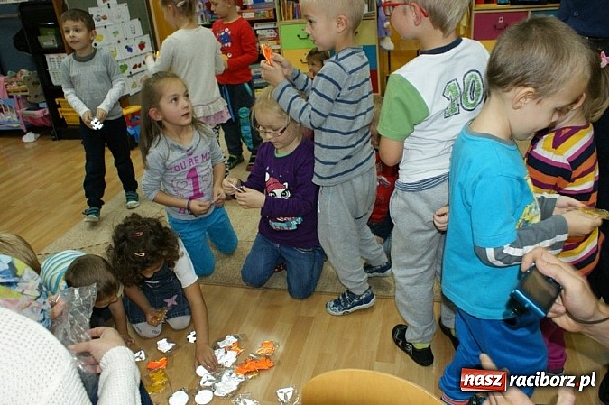 Zdjęcie w galerii na portalu naszraciborz.pl: Mali Policjanci częstowali kierowc&oacute;w sokiem z cytryny wiadomości z regionu
