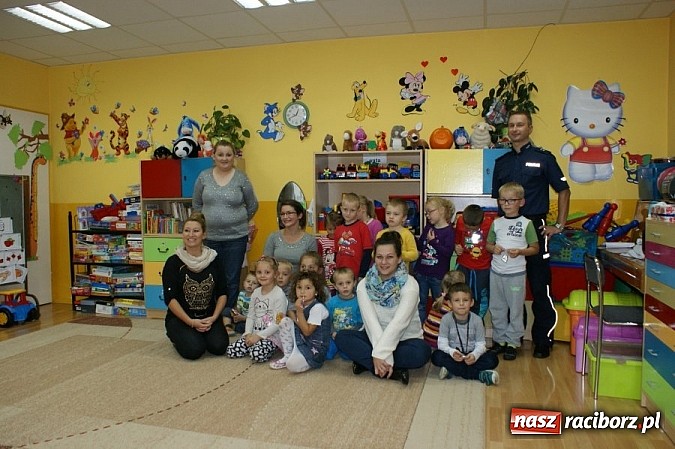 Zdjęcie w galerii na portalu naszraciborz.pl: Mali Policjanci częstowali kierowc&oacute;w sokiem z cytryny wiadomości z regionu