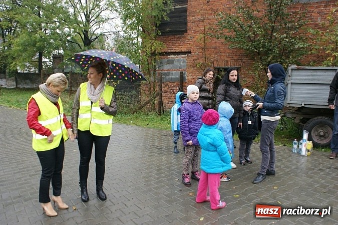 Zdjęcie w galerii na portalu naszraciborz.pl: Mali Policjanci częstowali kierowc&oacute;w sokiem z cytryny wiadomości z regionu