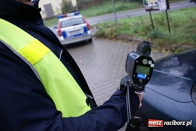 Zdjęcie w galerii na portalu naszraciborz.pl: Mali Policjanci częstowali kierowc&oacute;w sokiem z cytryny wiadomości z regionu