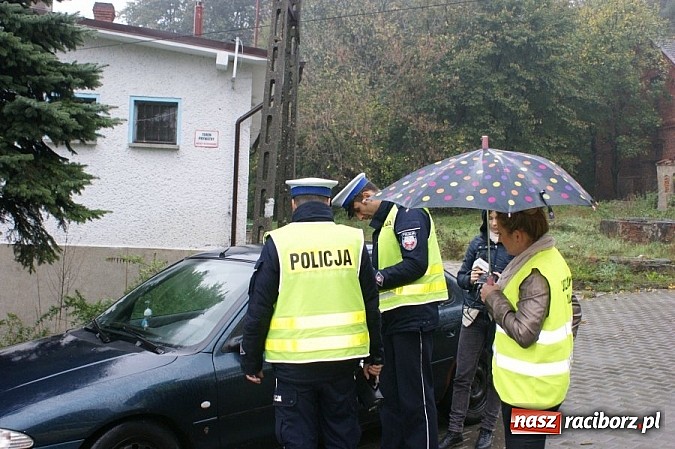Zdjęcie w galerii na portalu naszraciborz.pl: Mali Policjanci częstowali kierowc&oacute;w sokiem z cytryny wiadomości z regionu