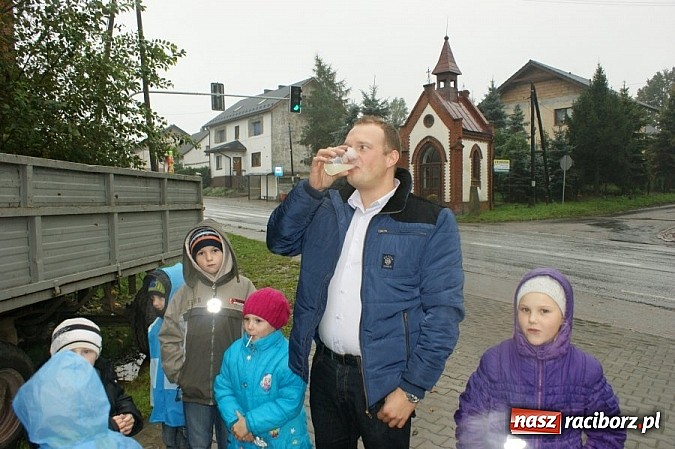 Zdjęcie w galerii na portalu naszraciborz.pl: Mali Policjanci częstowali kierowc&oacute;w sokiem z cytryny wiadomości z regionu