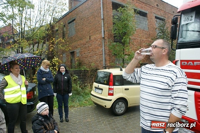 Zdjęcie w galerii na portalu naszraciborz.pl: Mali Policjanci częstowali kierowc&oacute;w sokiem z cytryny wiadomości z regionu