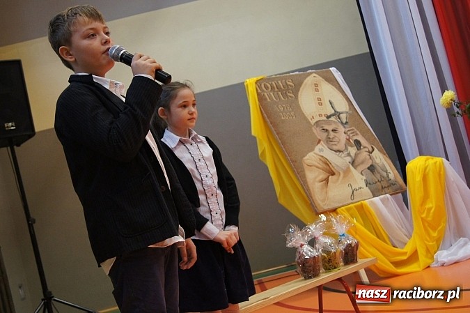 Zdjęcie w galerii na portalu naszraciborz.pl: Pierwszaki z Górek Śl. oficjalnie uczniami wiadomości z regionu