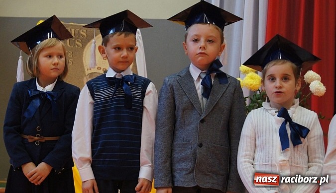 Zdjęcie w galerii na portalu naszraciborz.pl: Pierwszaki z Górek Śl. oficjalnie uczniami wiadomości z regionu