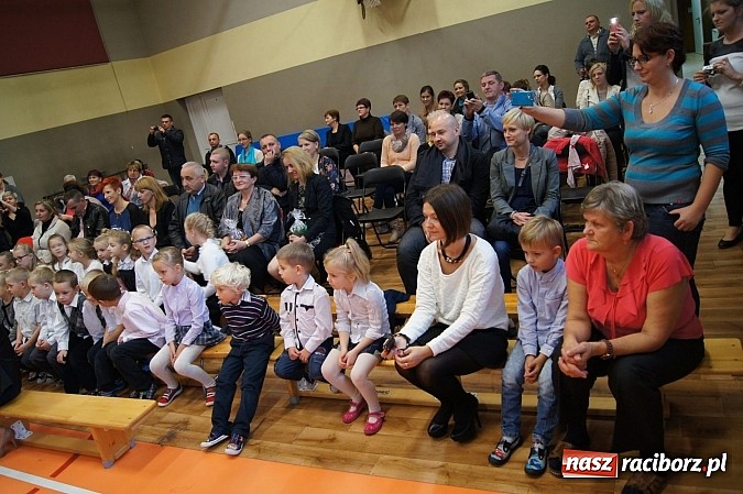 Zdjęcie w galerii na portalu naszraciborz.pl: Pierwszaki z Górek Śl. oficjalnie uczniami wiadomości z regionu