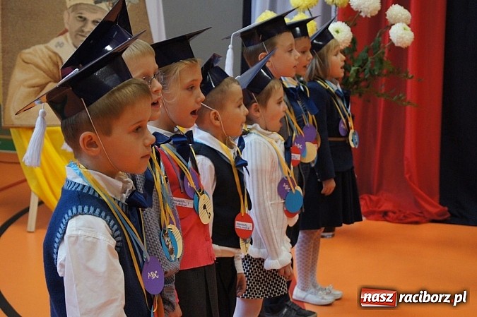 Zdjęcie w galerii na portalu naszraciborz.pl: Pierwszaki z Górek Śl. oficjalnie uczniami wiadomości z regionu