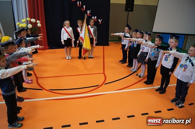 Zdjęcie w galerii na portalu naszraciborz.pl: Pierwszaki z Górek Śl. oficjalnie uczniami wiadomości z regionu