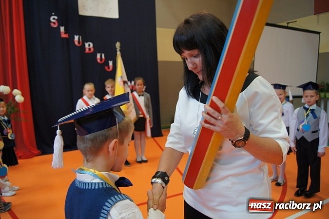 Zdjęcie w galerii na portalu naszraciborz.pl: Pierwszaki z Górek Śl. oficjalnie uczniami wiadomości z regionu