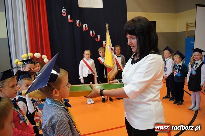 Zdjęcie w galerii na portalu naszraciborz.pl: Pierwszaki z Górek Śl. oficjalnie uczniami wiadomości z regionu