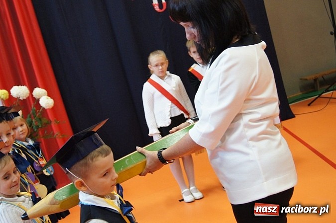 Zdjęcie w galerii na portalu naszraciborz.pl: Pierwszaki z Górek Śl. oficjalnie uczniami wiadomości z regionu