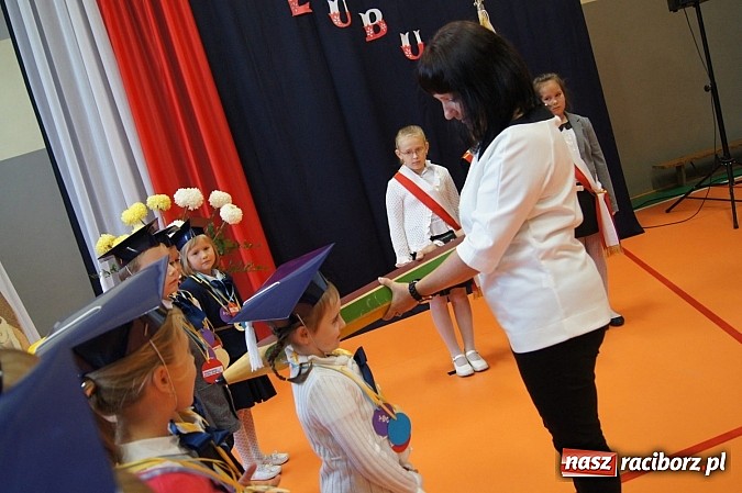 Zdjęcie w galerii na portalu naszraciborz.pl: Pierwszaki z Górek Śl. oficjalnie uczniami wiadomości z regionu