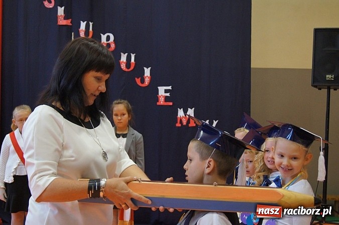 Zdjęcie w galerii na portalu naszraciborz.pl: Pierwszaki z Górek Śl. oficjalnie uczniami wiadomości z regionu