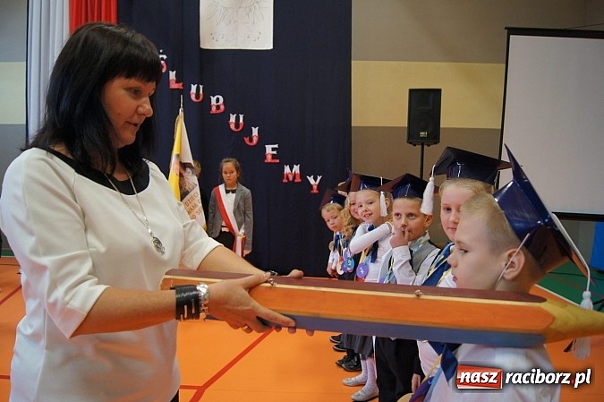 Zdjęcie w galerii na portalu naszraciborz.pl: Pierwszaki z Górek Śl. oficjalnie uczniami wiadomości z regionu