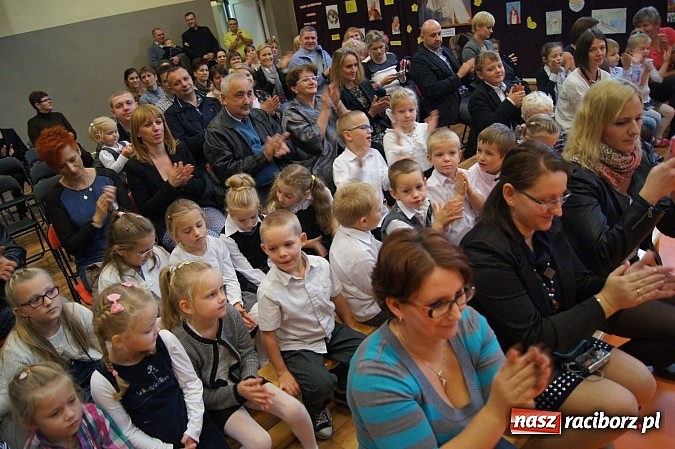 Zdjęcie w galerii na portalu naszraciborz.pl: Pierwszaki z Górek Śl. oficjalnie uczniami wiadomości z regionu