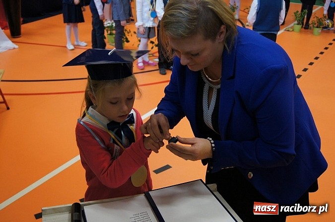 Zdjęcie w galerii na portalu naszraciborz.pl: Pierwszaki z Górek Śl. oficjalnie uczniami wiadomości z regionu