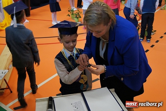 Zdjęcie w galerii na portalu naszraciborz.pl: Pierwszaki z Górek Śl. oficjalnie uczniami wiadomości z regionu