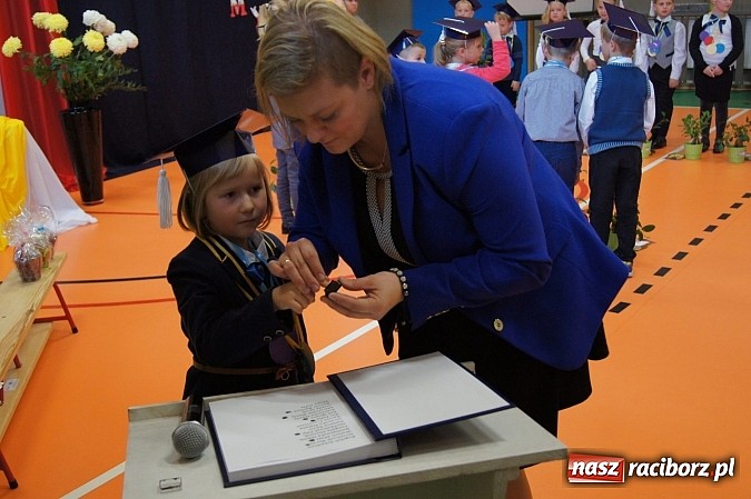 Zdjęcie w galerii na portalu naszraciborz.pl: Pierwszaki z Górek Śl. oficjalnie uczniami wiadomości z regionu