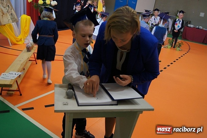 Zdjęcie w galerii na portalu naszraciborz.pl: Pierwszaki z Górek Śl. oficjalnie uczniami wiadomości z regionu