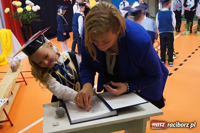 Zdjęcie w galerii na portalu naszraciborz.pl: Pierwszaki z Górek Śl. oficjalnie uczniami wiadomości z regionu