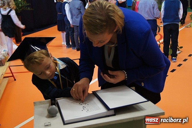 Zdjęcie w galerii na portalu naszraciborz.pl: Pierwszaki z Górek Śl. oficjalnie uczniami wiadomości z regionu