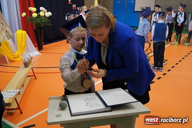 Zdjęcie w galerii na portalu naszraciborz.pl: Pierwszaki z Górek Śl. oficjalnie uczniami wiadomości z regionu