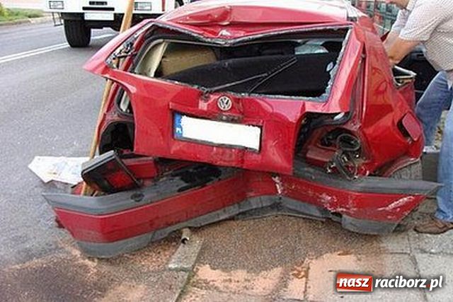 Zdjęcie w galerii na portalu naszraciborz.pl: Skradziony golf wylądował na płocie wiadomości z regionu