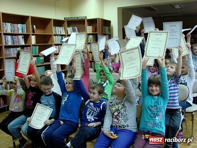 Zdjęcie w galerii na portalu naszraciborz.pl: My uczniowie pierwszej klasy Tobie, Książko przyrzekamy… wiadomości z regionu