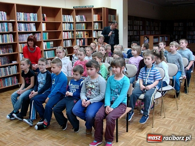 Zdjęcie w galerii na portalu naszraciborz.pl: My uczniowie pierwszej klasy Tobie, Książko przyrzekamy… wiadomości z regionu