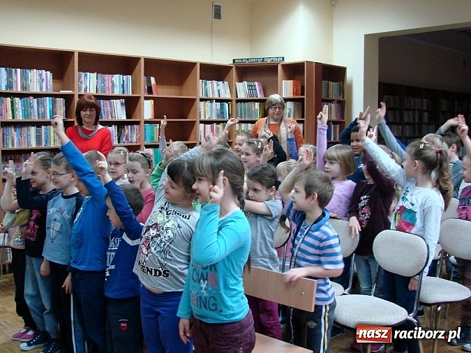 Zdjęcie w galerii na portalu naszraciborz.pl: My uczniowie pierwszej klasy Tobie, Książko przyrzekamy… wiadomości z regionu